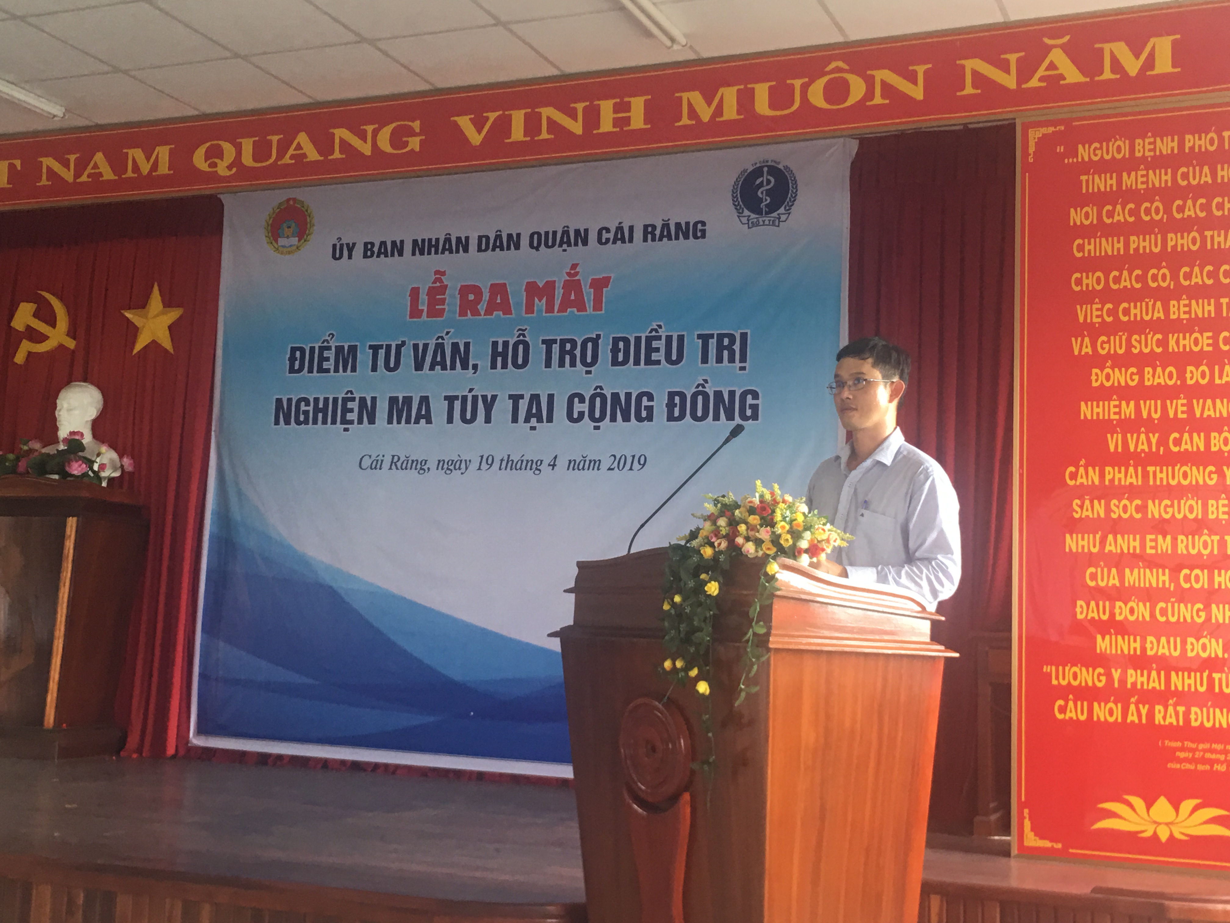 BSCKII Hà Tấn Vinh GĐ TTYT quận Cái Răng thông qua quy chế hoạt động điểm tư vấn, hỗ trợ điều trị nghiện ma túy tại cộng đồng